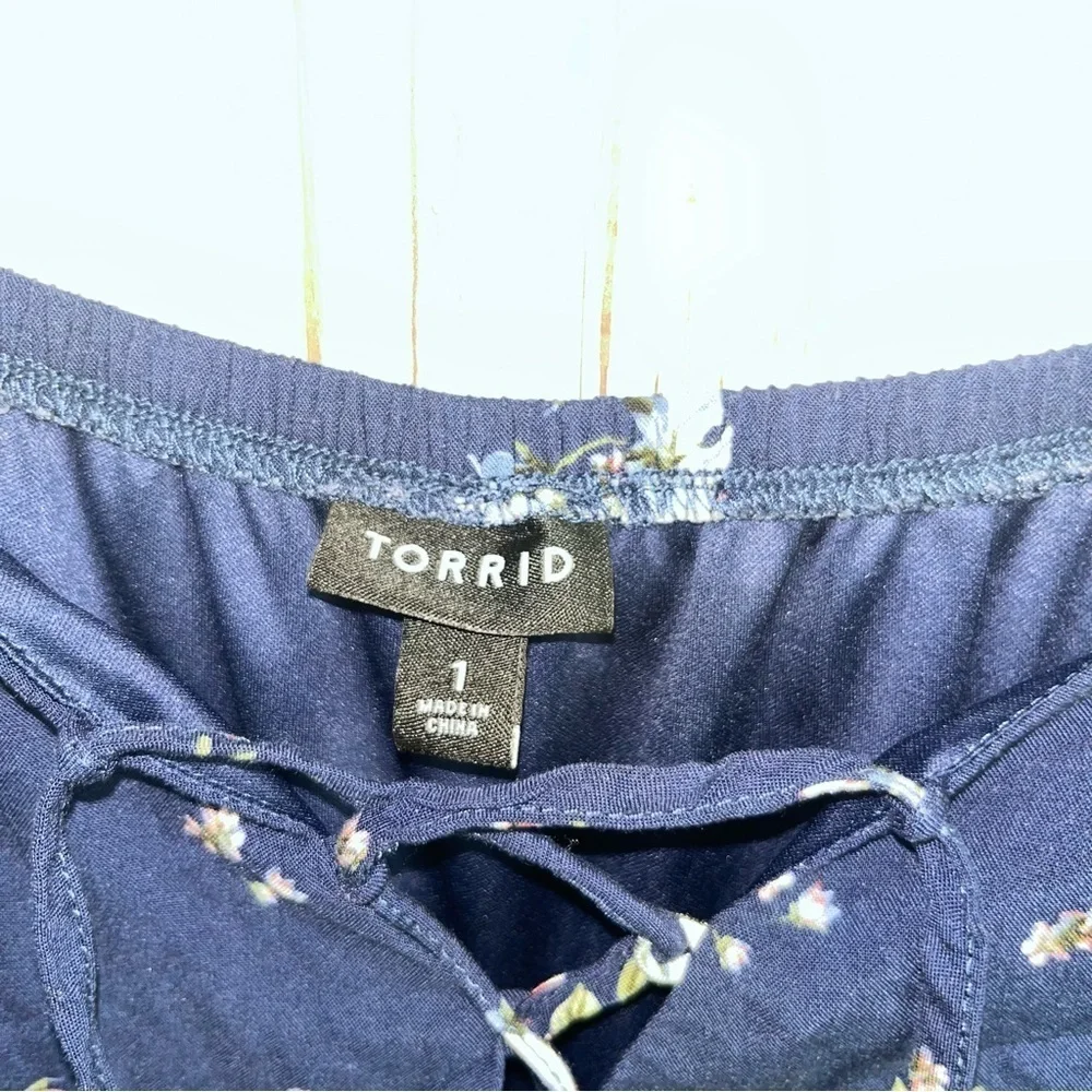 Torrid Floral Babydoll Blouse 1X Navy Blue Lace Up High Low Tunic Flowy Plus - Picture 6 of 8